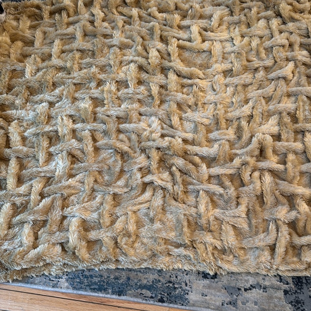 Beautiful designed polyester throw. 4’x4.5’. Used a few times.